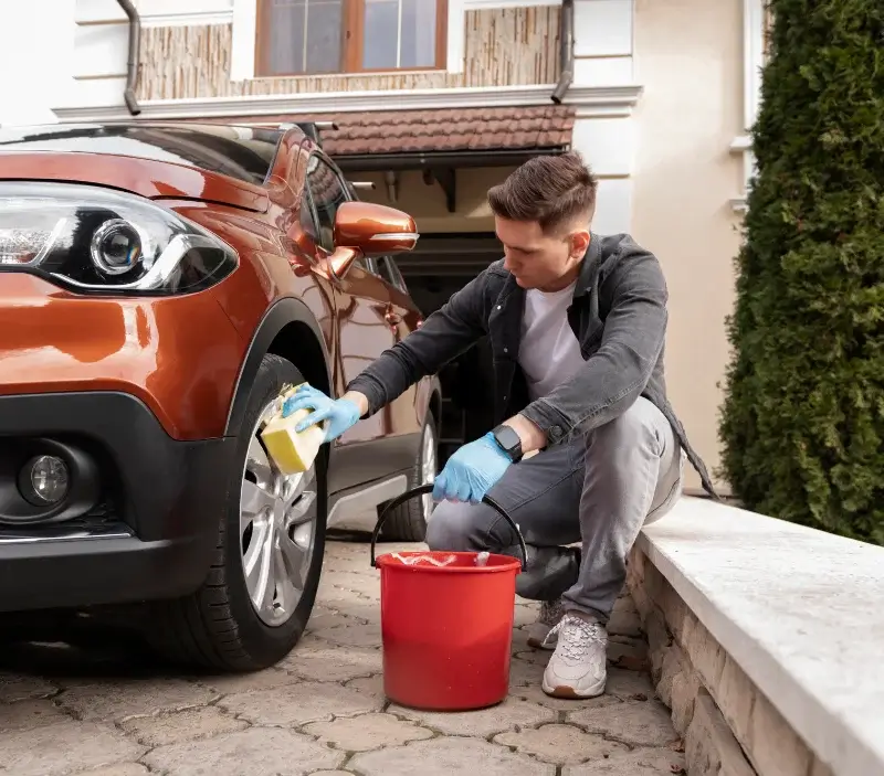 Lavage auto à domicile Yolet : professionnel intervenant sur un véhicule